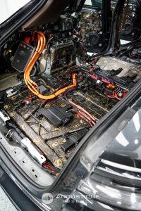 Porsche Panamera 4S – podea spate cu cablaje, tratament fonic aplicat pe tablă