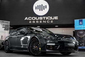 Porsche Panamera 4S în atelierul ACOUSTIQUE Essence, vedere din spate, înainte de lucrare