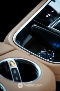 Porsche Panamera 4S – detaliu difuzor iluminat în habitaclu, integrare OEM