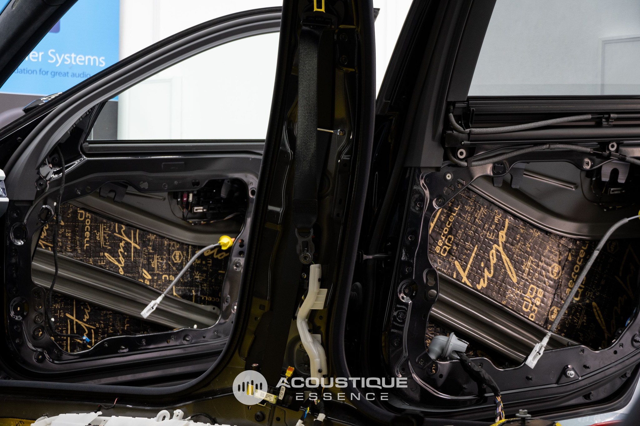 Portieră BMW cu tratament de insonorizare pe tabla exterioară și interioară