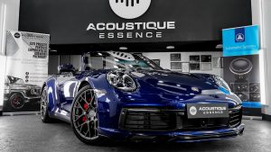 Porsche 911 Carrera 4S Cabriolet albastru, vedere frontală în atelier
