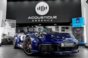 Porsche 911 Carrera 4S albastru în atelierul ACOUSTIQUE Essence