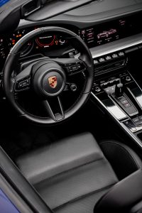 Porsche 911 Carrera 4S – volan și consolă centrală după detailing